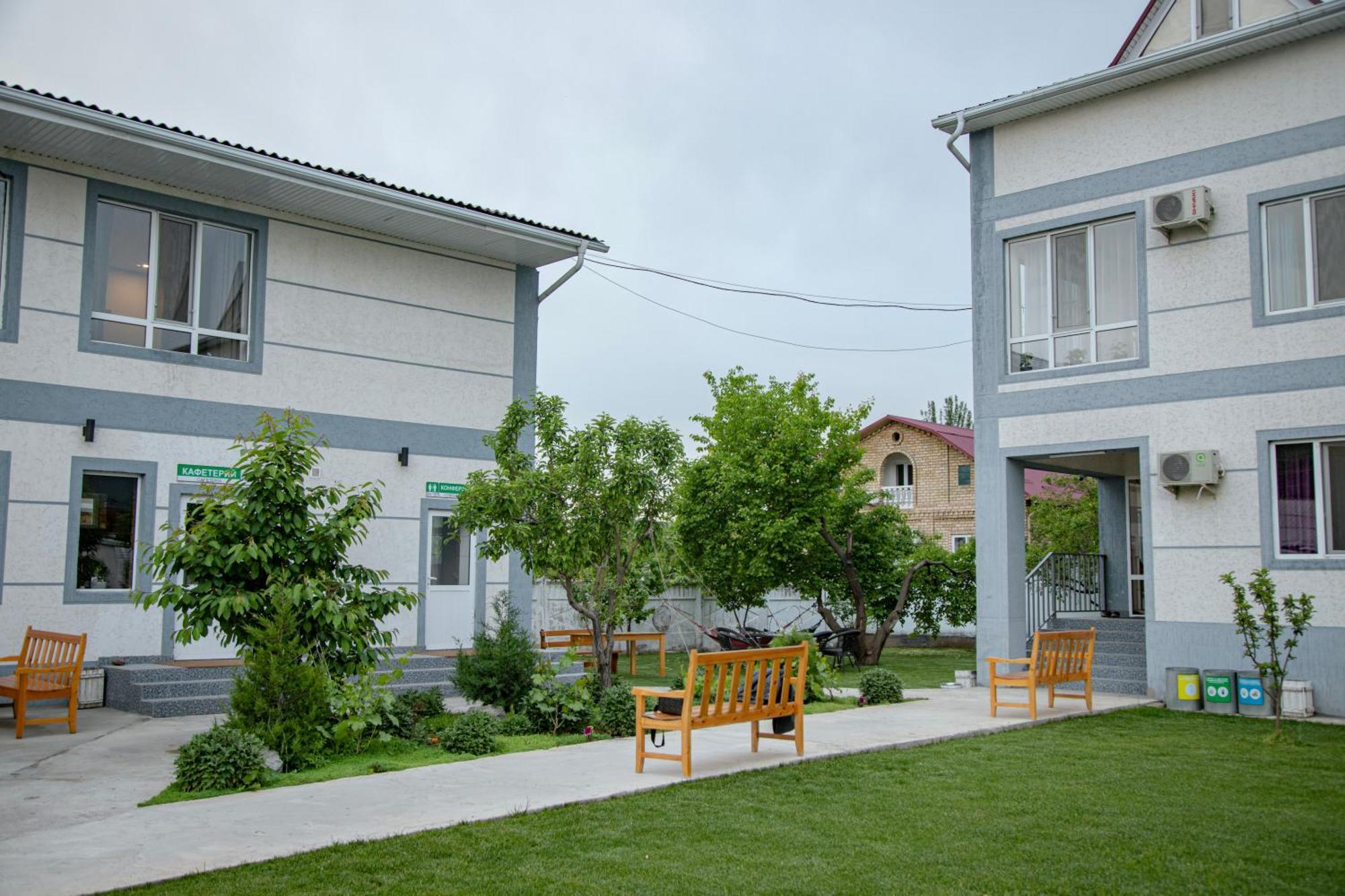 Hotel Good Night Jalal-Abad Esterno foto