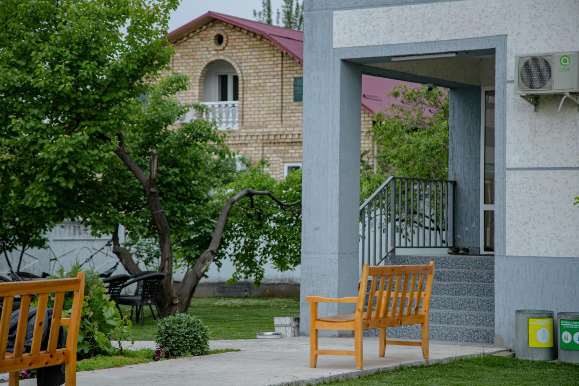 Hotel Good Night Jalal-Abad Esterno foto