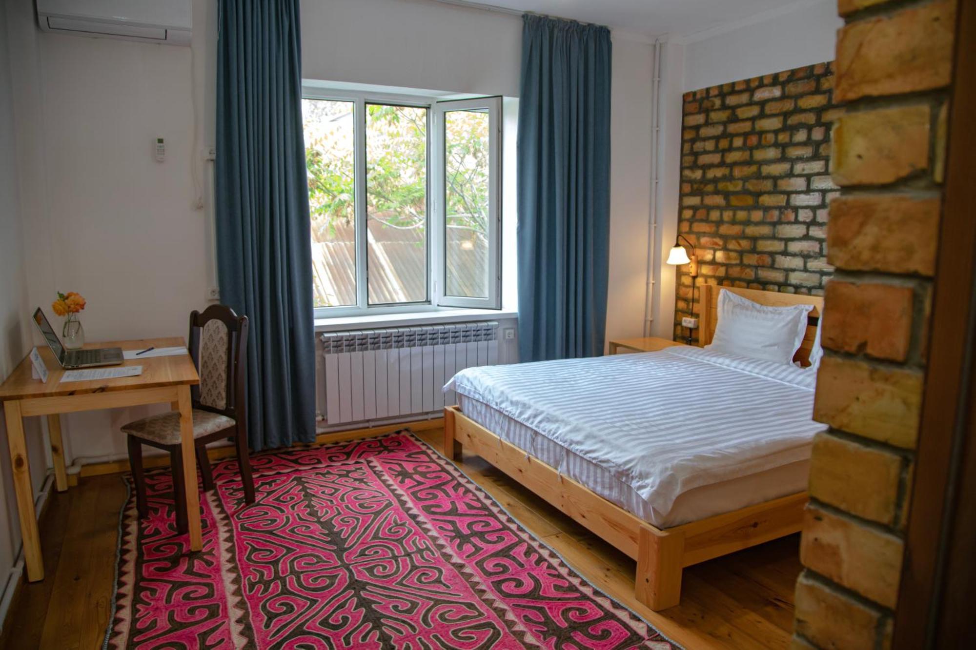 Hotel Good Night Jalal-Abad Esterno foto